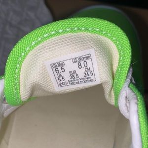 These are green vans they are size 8 in women’s and 6.5 in men’s.